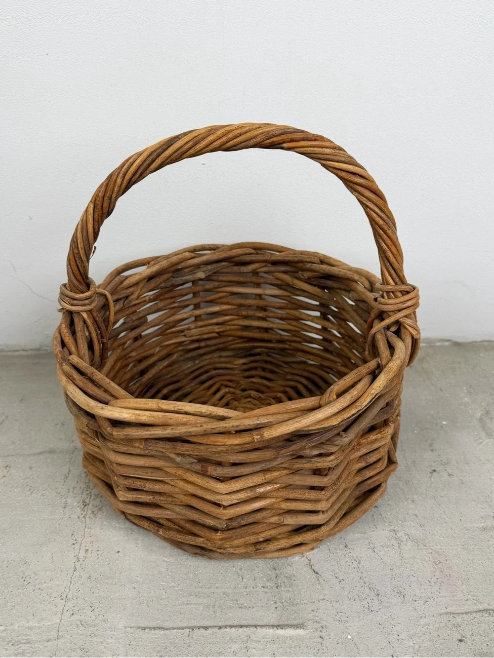 Rustic 1970’s Vintage Cottage Farmhouse Woven Wicker Basket Round Single Handle